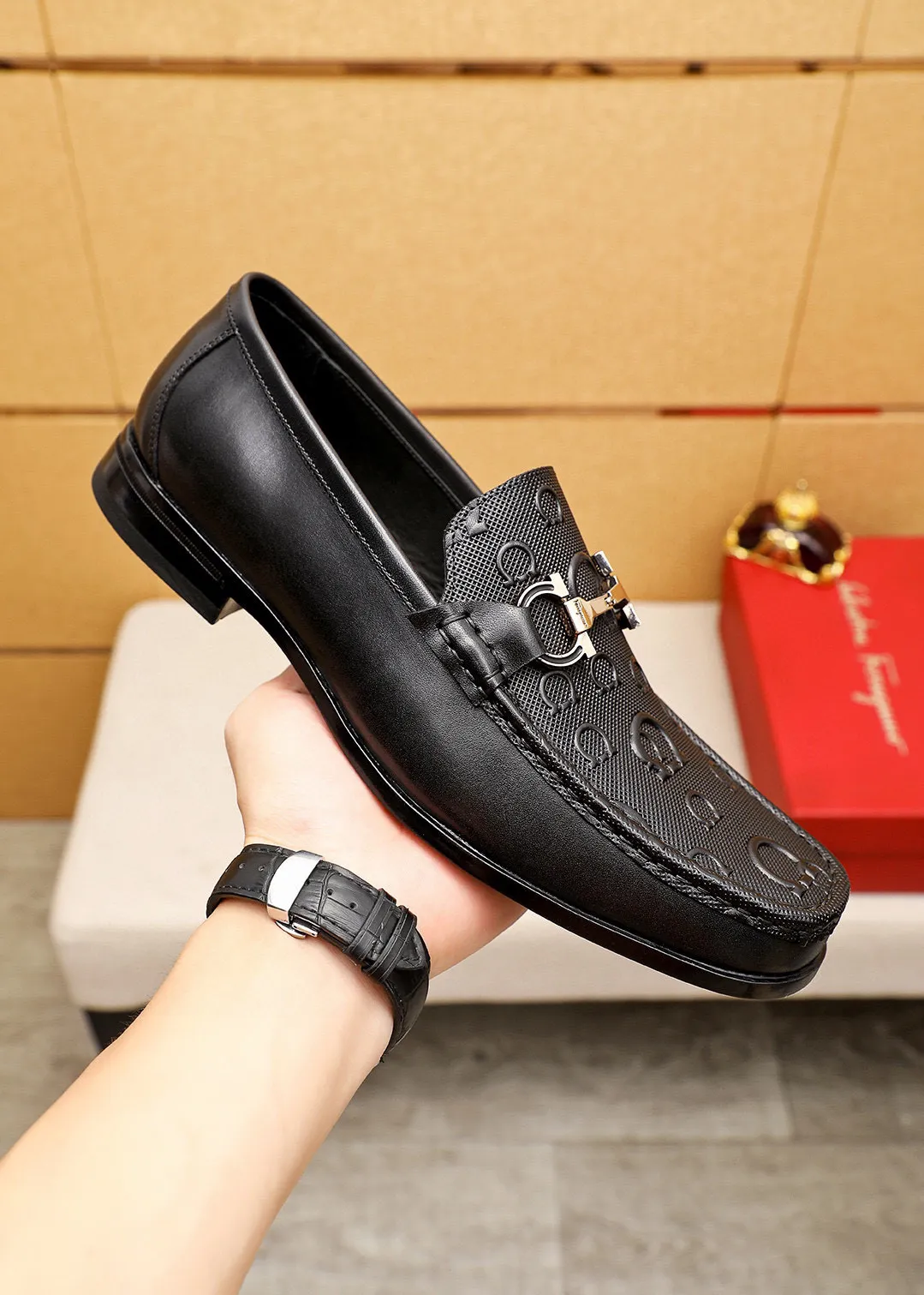 Men's shoes 💰460 💐 Product trademark: Ferragamo "Ferragamo" casual leather shoes Regular size: 38-44 (45.46🉑️customized) Product materials: Selected imported first-layer calfskin embossed upper + luxury hardware buckle, imported water-dyed cow leather lining. Strong three-dimensional visual effect, original rubber outsole Color: 1⃣️color optional